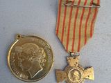 une médaille et une épingle à médaille posées sur une table