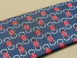 une cravate bleue ornée de motifs rouges et blancs