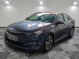 la voiture bleue est garée sur un sol en damier dans le garage