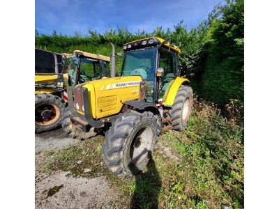deux tracteurs garés l'un à côté de l'autre