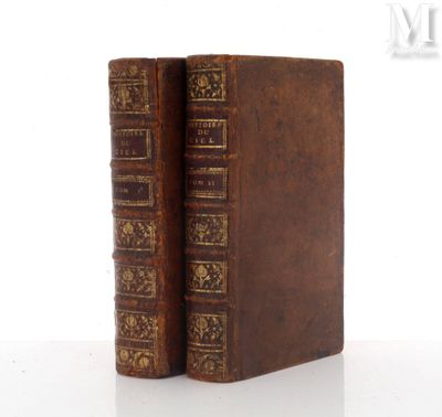 une vieille paire de livres posée sur une surface blanche