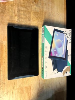 une tablette posée sur une table, à côté d'une boîte