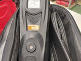 une télécommande au fond d'une valise