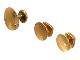 deux paires de boucles d'oreilles plaquées or sur fond blanc