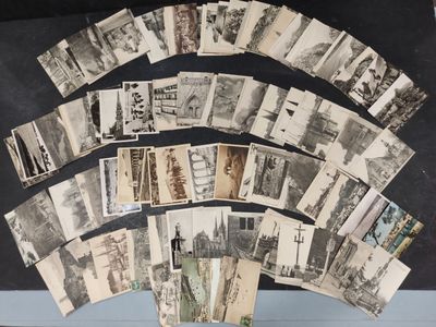 beaucoup de vieilles photos sur la table ensemble