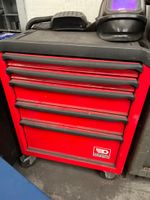 une servante d'atelier FACOM sur roulettes avec son contenu …