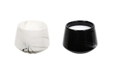 deux vases noirs et blancs placés l'un à côté de l'autre