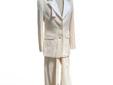 un mannequin vêtu d'un costume blanc, posé sur un socle
