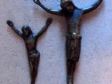 une statue de Jésus sur la croix à côté d'une statue représentant une femme