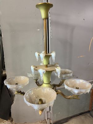 un lustre comportant cinq coupelles de chaque côté