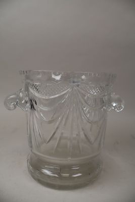 un vase en verre transparent avec une anse sur une table