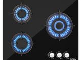 une plaque de cuisson en verre noir avec des flammes bleues et des boutons sur fond blanc
