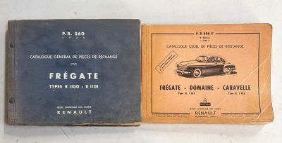 deux livres posés sur une surface blanche, avec une voiture en arrière-plan
