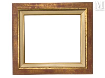 un vieux cadre photo sur fond blanc, avec une bordure dorée
