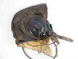 un sac en papier brun sur lequel est posé un casque