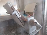 une machine posée sur le comptoir d'une cuisine