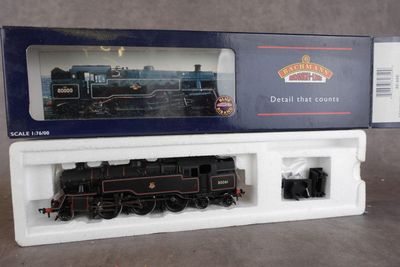 une boîte sur laquelle est posé un train miniature