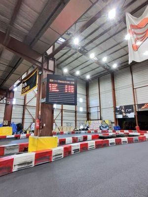 une photo d'un circuit de course avec des barrières rouges et blanches