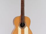 l'image d'une guitare suspendue à une corde sur un mur