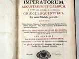 un livre ouvert sur lequel figure l'image d'un arbre