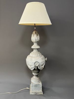 IMPORTANT pied de lampe en tôle peinte en gris de forme balu…