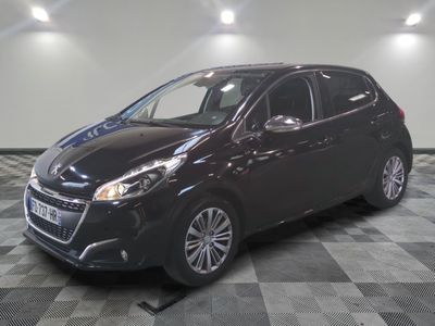 la photo d'une voiture noire garée dans un garage