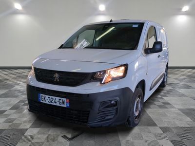 la camionnette blanche est garée sur un sol en damier dans le garage