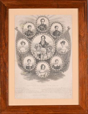 une vieille gravure représentant un portrait de famille, dans un cadre en bois