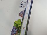 un gros plan sur une boîte de produits pour aquarium posée sur une table