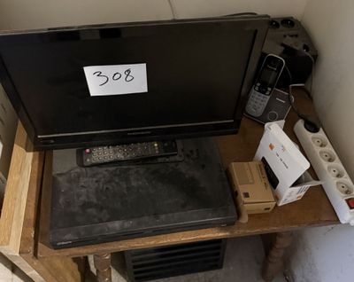 un ordinateur portable posé sur un bureau en bois