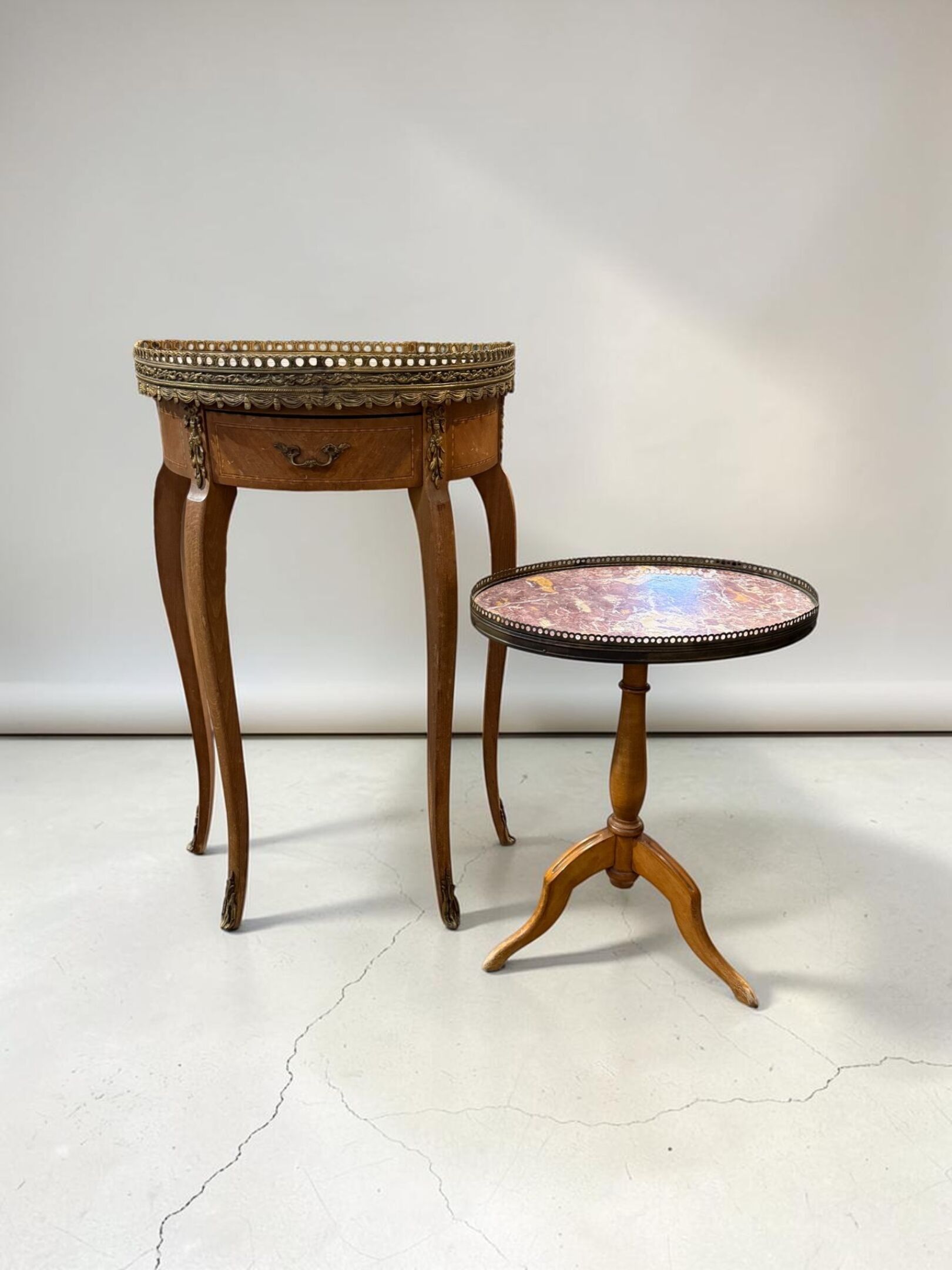Petite console demi-lune marquetée reposant sur un piètement…