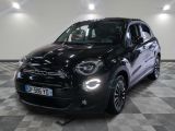 la voiture noire est garée sur un sol en damier dans le garage