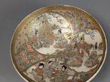 une photo d'une assiette décorée d'une peinture, posée sur une table