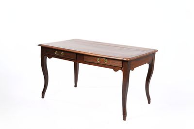l'image d'une table en bois surmontée de deux tiroirs