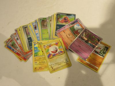 de nombreuses cartes Pokémon étalées sur la table