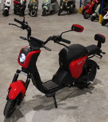 un scooter garé dans un garage