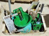 une boîte contenant des outils posée sur le sol