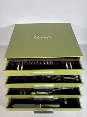 une boîte verte contenant un couteau, une fourchette et des cuillères