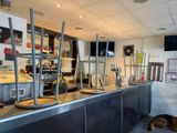 un chien allongé par terre à côté d'un comptoir
