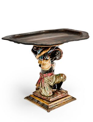Table en bois sculpté et laqué polychrome. Le plateau en cuv…