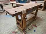 un établi dans un atelier, sur lequel sont posés des outils