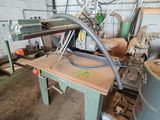 une machine posée sur une table dans un garage