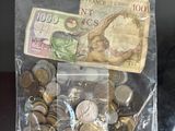 un sac rempli de pièces posé sur une table