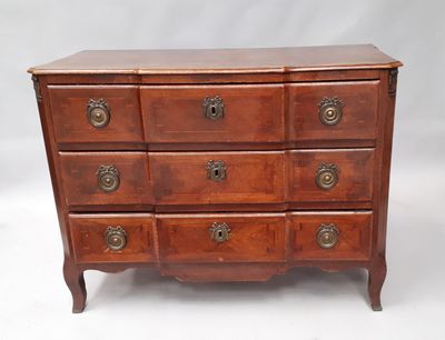 une commode ancienne dotée de poignées en laiton sur chaque tiroir