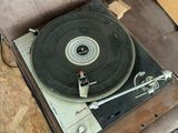 un vieux tourne-disque posé sur une valise
