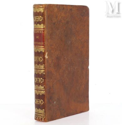 un vieux livre posé sur une table à côté d'un fond blanc