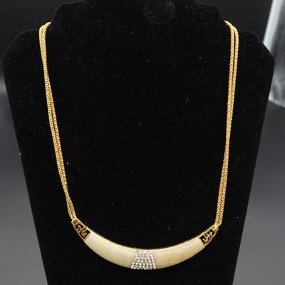 un collier en or 18 carats orné d'une barre sertie de diamants