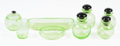 un ensemble d'objets en verre vert posés sur une surface blanche