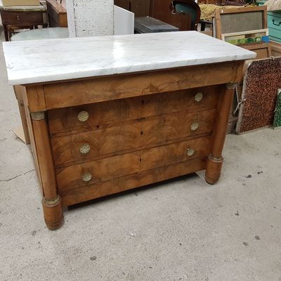 une commode en bois avec un plateau en marbre