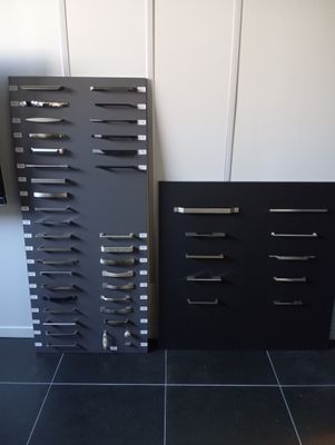 de nombreux couteaux posés sur un meuble noir